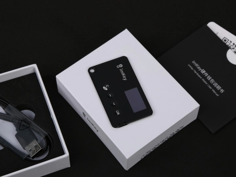 imKey 硬件钱包与 imToken App 协同使用，蓝色背景，ETH 币种图标环绕