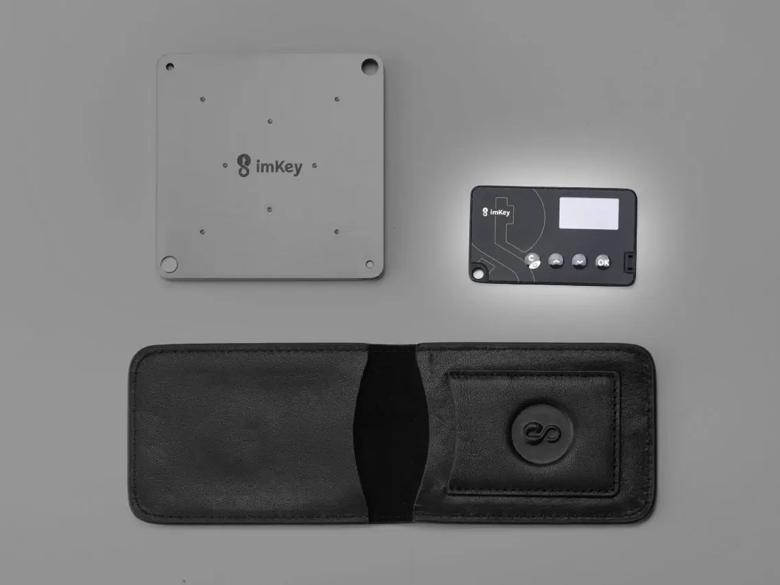 imKey Pro开箱平铺展示 — 设备助记词备份卡皮革保护套全套配件